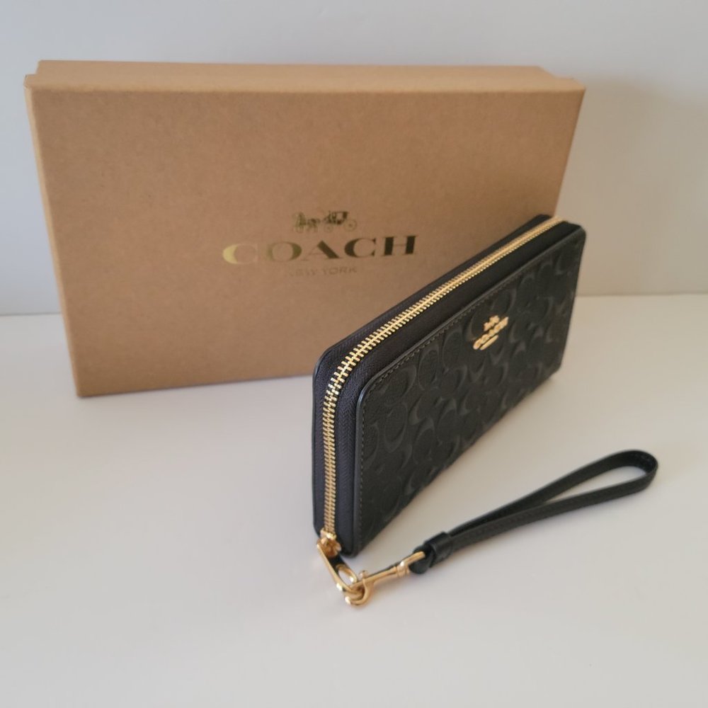 Coach CF464 Boxed Debossed Long Zip Around Wallet Clutch Wristlet Black 1 Charm - Picture 5 of 8